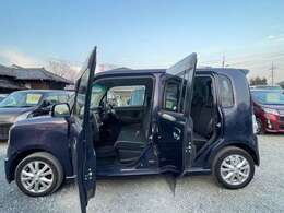 車内は黒系で装飾されておりますので、カッコイイ雰囲気です。