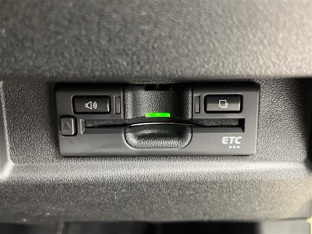 【ETC】有料道路を利用する際に料金所で停止することなく通過できる、ETC車載器（ノンストップ自動料金収受システム機器）が装備されています。セットアップを行うことで利用可能になります。