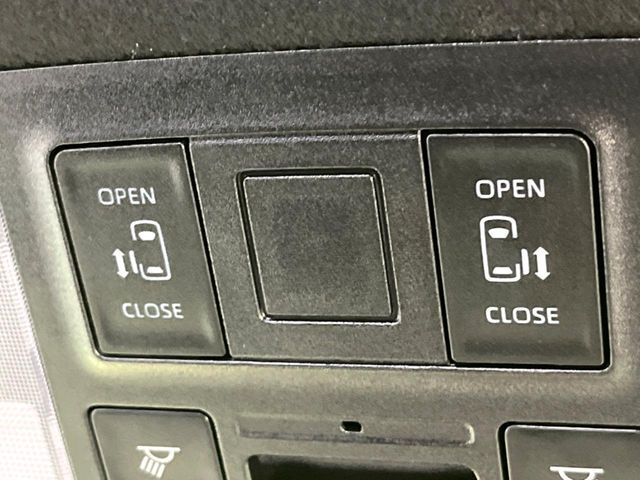 【両側パワースライドドア】スマートキーや運転席のスイッチで後席両側スライドドアの開閉が可能♪電動だから力を入れてドアを開ける必要が無く、小さなお子様でも簡単に開け閉めでき快適です♪