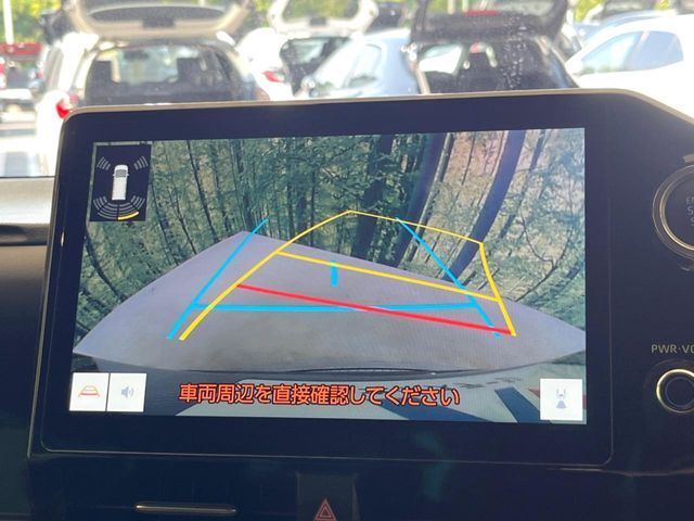 【バックカメラ】駐車時に後方がリアルタイム映像で確認できます。大型商業施設や立体駐車場での駐車時や、夜間のバック時に大活躍！運転スキルに関わらず、今や必須となった装備のひとつです！