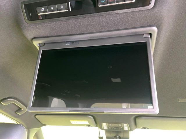 【フリップダウンモニター】大画面モニターで後席でもエンタメをお楽しみいただけます。小さなお子様にも大人気の装備です♪