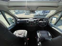 乗車4名　就寝3名　車輛サイズは長さ599cm幅205cm高さ262cm