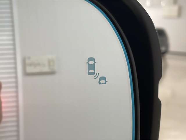 【ブラインドスポットモニター】走行中に後測方レーダーセンサーにより隣の車線を走行する車両をレーダーで検知し、死角エリアに車両があればドアインジケーターが点灯してドライバーに検知を知らせる機能です。