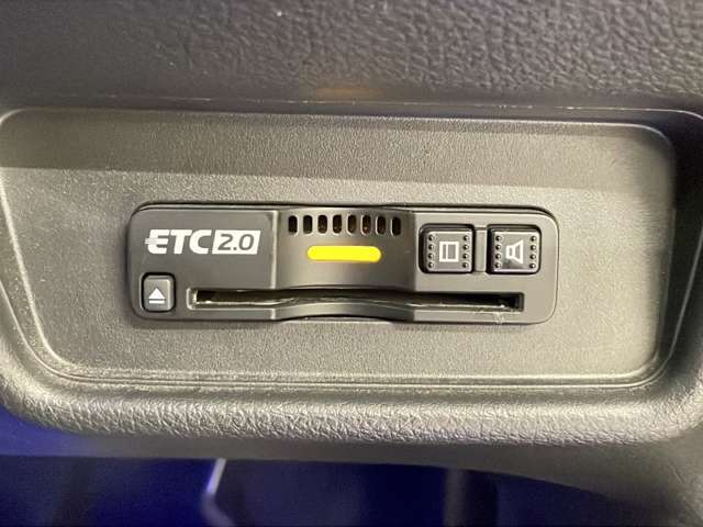 【ETC】有料道路を利用する際に料金所で停止することなく通過できる、ETC車載器（ノンストップ自動料金収受システム機器）が装備されています。セットアップを行うことで利用可能になります。