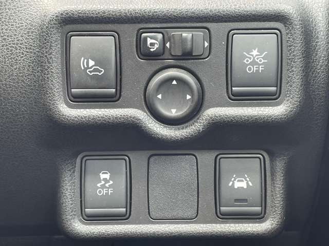★運転席の右下にある各ボタンは安全のためONでのご使用をおすすめしております。衝突軽減ブレーキ・踏み間違い防止装置・横滑り防止装置・車線逸脱警報などのON・OFFを手動で操作出来ます★
