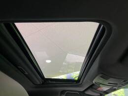【サンルーフ】開放感たっぷりの希少装備、サンルーフが装着されています！車内に明かりを取り入れたり景色を楽しむ以外にも、車内の空気も簡単に換気できて快適です！