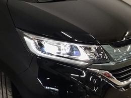 【LEDヘッドライト】大光量で夜道や雨の日の安心感を高めるLEDヘッドライト。周囲の明るさに応じて自動点灯・消灯/ライトの消し忘れも防げるオートライトコントロール付！