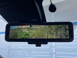 【インテリジェントルームミラー】後席の大きな荷物や同乗者で後方が確認しづらい時でも安心！カメラが撮影した車両後方の映像をルームミラー内に表示。クリアな視界で状況の確認が可能です！