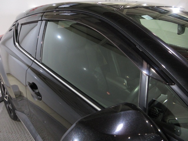 実用的で人気のオプション『ドアバイザー』が付いています！雨の日でも窓を開けて換気ができる便利な装備！付いてて良かったと思える用品です！