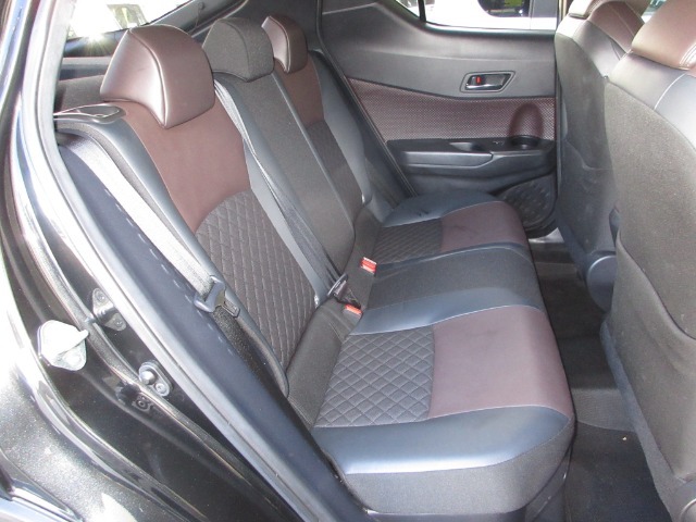 リアシートは、シートの座面を考慮し、ゆとりある着座姿勢を保てるようにシートバックの角度を適度に設定したシートにしています。長距離にも十分適してます。