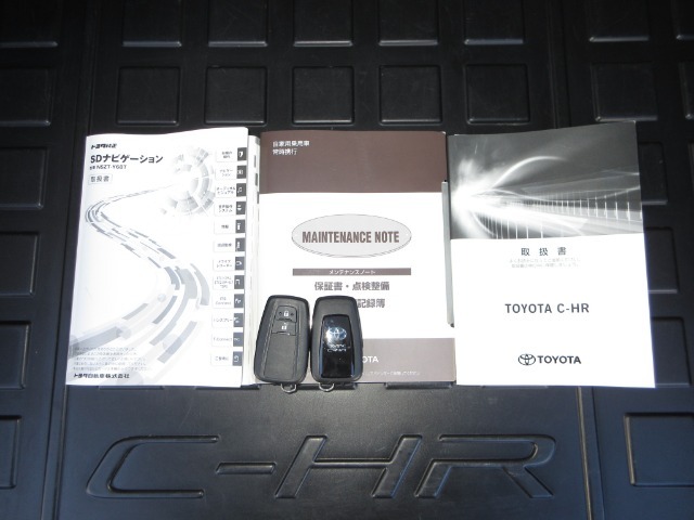 カギをバッグやポケットに入れたままでもドアロックの開閉やエンジン始動ができる『スマートキー』付き！暗くなってもキー穴を捜す必要が無くとっても便利ですから人気の装備です！