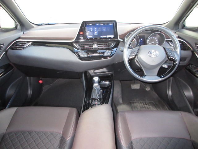 握りやすいハンドルには、オーディオコントロールとクルーズコントロールスイッチが装備されており、ハンドルから手を離さずに操作が出来ます。感覚で操作ができて便利で安全ですね！