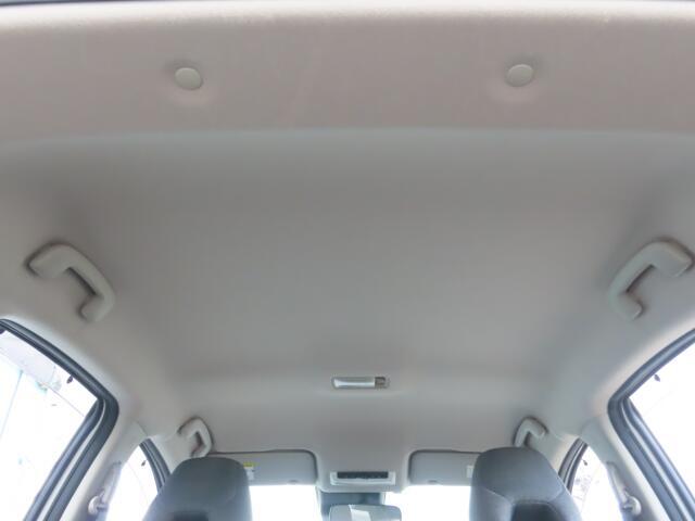 天井の状態も良好です。タバコを吸っていた車は、天井の色が変色してしまっているものもあります。中古車探しの際は、天井の状態も重要なポイントですよ！。