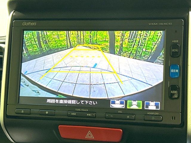 【バックカメラ】駐車時に後方がリアルタイム映像で確認できます。大型商業施設や立体駐車場での駐車時や、夜間のバック時に大活躍！運転スキルに関わらず、今や必須となった装備のひとつです！