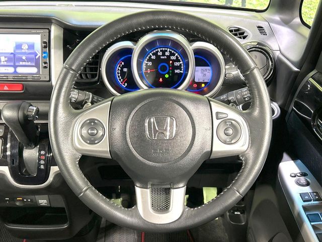 【純正革巻きステアリング】上質な革を使用することで、手にしっかり馴染みとても運転しやすいハンドルです♪