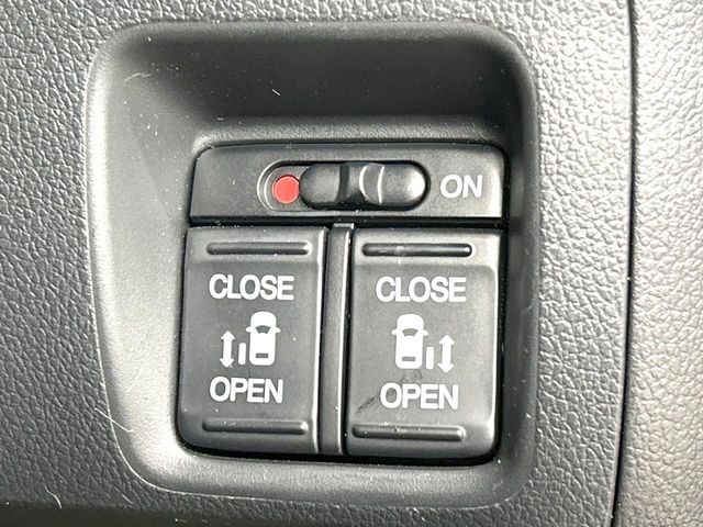 【両側パワースライドドア】スマートキーや運転席のスイッチで後席両側スライドドアの開閉が可能♪電動だから力を入れてドアを開ける必要が無く、小さなお子様でも簡単に開け閉めでき快適です♪