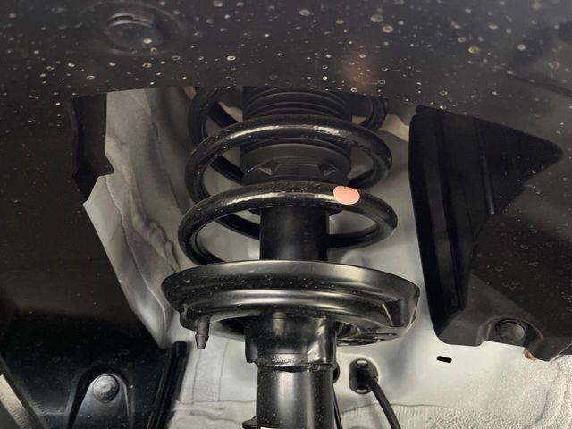 お車を安心してお乗りいただく為には、足回りの定期点検が欠かせません。サービスサポート（有償保証）では無料点検もご提供しており、安心のカーライフをお過ごしいただけるサポート体制が整っています。