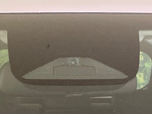 【ホンダセンシング】走行中に前方の車両等を認識し、衝突しそうな時は警報とブレーキで衝突回避と被害軽減をアシスト。より安全にドライブをお楽しみいただけます。