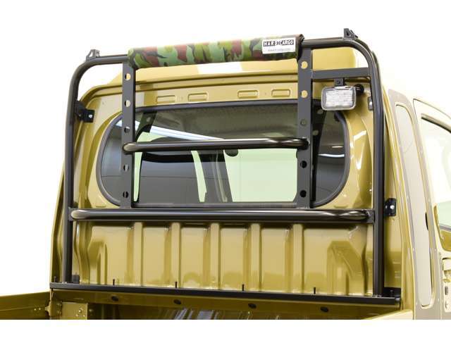 《3本のパイプがそれぞれの役割を発揮》脚立や角材などの長物をしっかり支える！さらに、日本製キャリアパッドがお荷物を守り、振動も軽減。