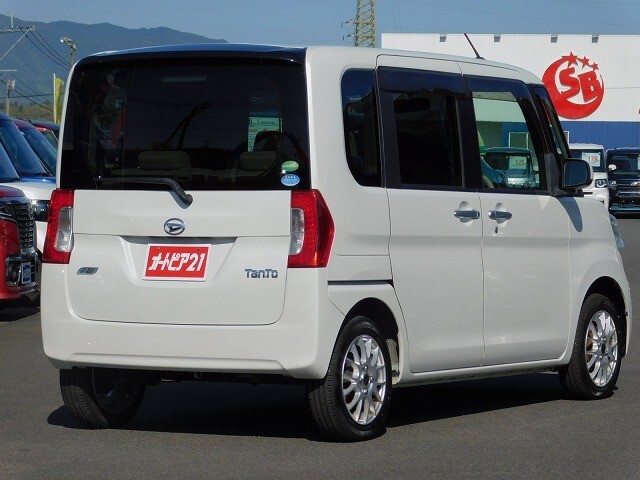 弊社は自動車（新車・中古車)の販売だけではなく、自社整備工場1カ所、鈑金工場2カ所を所有しております。