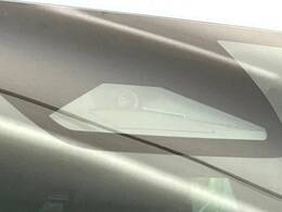 【ホンダセンシング】走行中に前方の車両等を認識し、衝突しそうな時は警報とブレーキで衝突回避と被害軽減をアシスト。より安全にドライブをお楽しみいただけます。