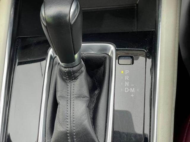 WECARSの展示場では実際に見て、触ってお車をお選びいただけます！知識の豊富な営業スタッフが様々なカーライフをご提案いたします！