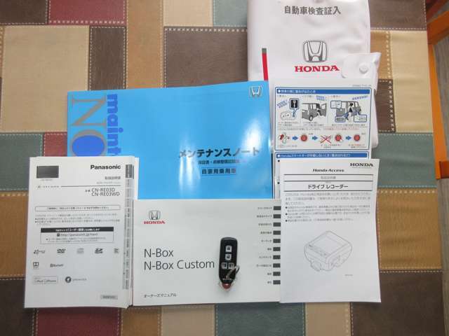 メンテナンスノートや取り扱い説明書も付いております。ナビの説明書も付いております。