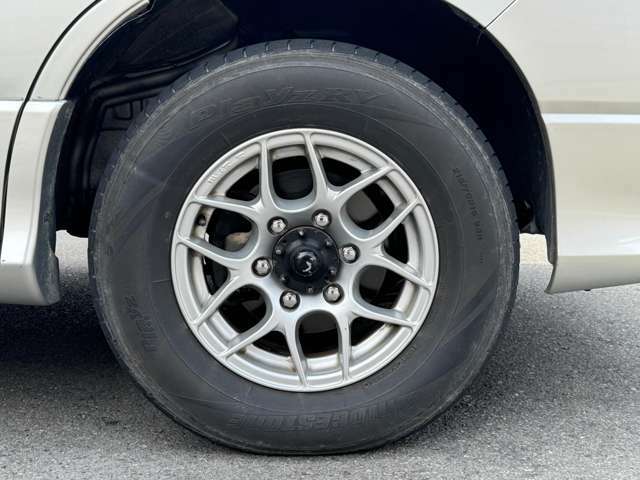 社外15インチアルミ装着　215/70R15タイヤを履いています。