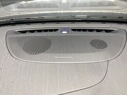 【harman　kardon】ハーマンカードンのHi-Fiスペシャリストと共に、モデル別に開発・設計された専用チューニングが臨場感溢れる音響空間を実現しています。