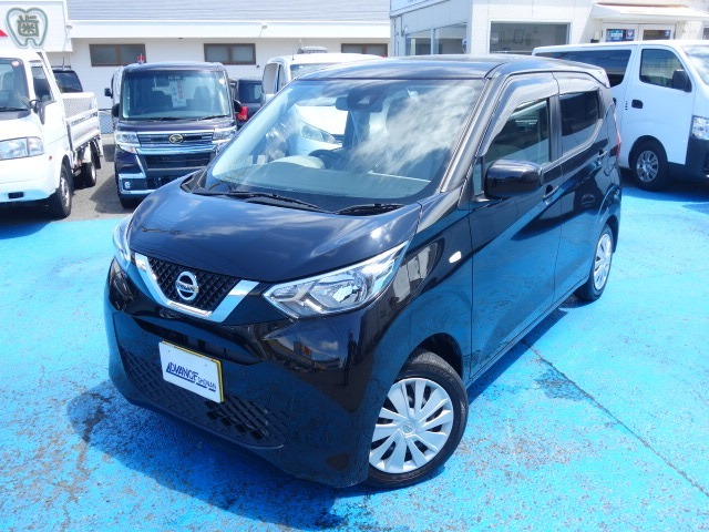 当店の中古車は、オートオークションから厳選して仕入れた後、店頭にてさらに第三者の評価検査を受けております。