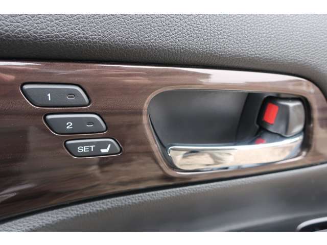運転席シートメモリー機能搭載☆
