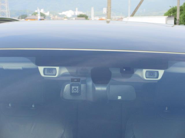 アイサイトは人の目と同じように2つのカメラでクルマ、人、2輪車を識別、判断し必要に応じて制御を行う運転支援システムです。