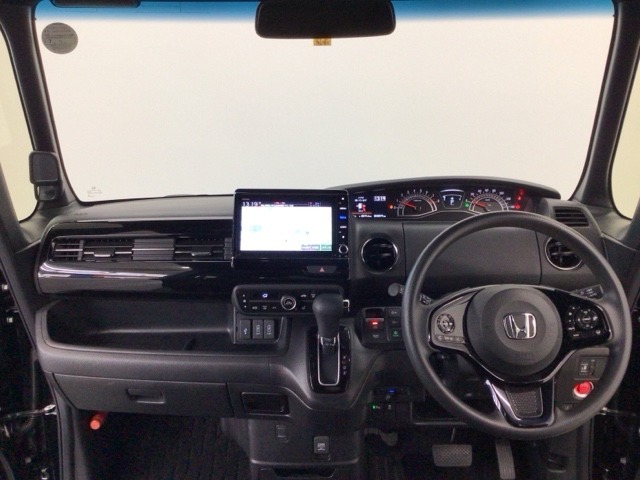 【前方視界】開放的な前方視界！運転がしやすく疲れにくいです♪窓が大きく、見通しがとっても良いおクルマですよ♪
