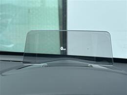 【エマージェンシーブレーキ】前方の状況をチェックし、車両や歩行者との衝突を回避したり、衝突による被害を低減するための技術です。