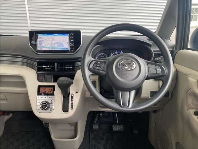 シンプルな運転席周りです。インパネ周りの各操作スイッチ類も使いやすいよう配置されています！