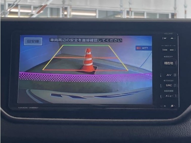 バックモニター付きです！バックする際に後方の様子をモニター上に表示してくれます。運転席にいながら、後方が確認できるのでバックや駐車がスムーズに行えます。