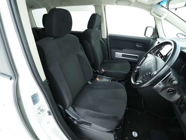 運転席です！高めの視点の座席になっており、お車の幅の感覚を掴みやすくなっております！大きいお車が初めてという方でも安心してドライブが可能です！