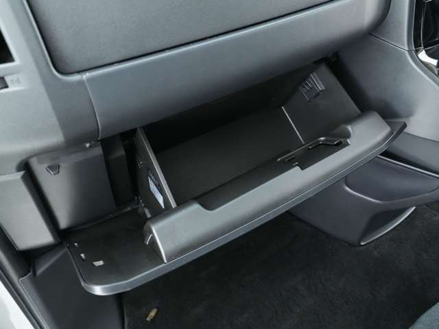 助手席手前の大容量のグローブボックスです！車検証やお車関連の書類の保管場所にピッタリです！