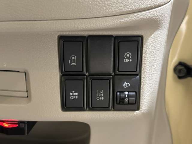 片側電動スライドドア装備車です。アイドリングストップ機能付いています。
