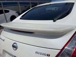 【専用リヤスポイラー】スポーツカーらしさがグッと引き立つ大型リヤスポイラーを装着♪高速走行時のスタビリティ（走行安定性）向上に役立ちます。