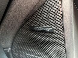 【BOSEサウンドシステム】メーカーオプションの高品位サウンドシステムを搭載。専用のチューニングが施された大小様々なスピーカーから良質なサウンドが奏でられ、臨場感あふれる音響空間を演出します。