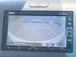 【バックカメラ】駐車時に後方がリアルタイム映像で確認できます。大型商業施設や立体駐車場での駐車時や、夜間のバック時に大活躍！運転スキルに関わらず、今や必須となった装備のひとつです！