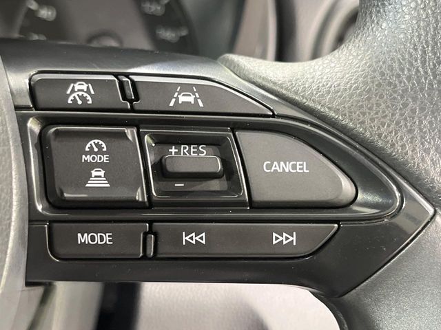 【レーダークルーズコントロール】高速道路での長距離走行が楽に！！自動で速度を保つクルーズコントロールが、衝突軽減システムと連携し、前方の車両を感知して車間を保つように速度調節してくれます！！
