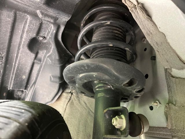 お車を安心してお乗りいただく為には、足回りの定期点検が欠かせません。サービスサポート（有償保証）では無料点検もご提供しており、安心のカーライフをお過ごしいただけるサポート体制が整っています。