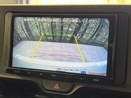 【バックカメラ】駐車時に後方がリアルタイム映像で確認できます。大型商業施設や立体駐車場での駐車時や、夜間のバック時に大活躍！運転スキルに関わらず、今や必須となった装備のひとつです！