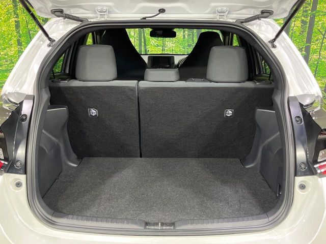 積み下ろしのしやすいデッキにはたっぷりと荷物を積み込んでいただけます。遊びから仕事まで、様々なシーンで頼れます♪