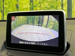 【バックカメラ】駐車時に後方がリアルタイム映像で確認できます。大型商業施設や立体駐車場での駐車時や、夜間のバック時に大活躍！運転スキルに関わらず、今や必須となった装備のひとつです！