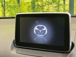 【マツダコネクト】車内の雰囲気にマッチした大型のディスプレイ。スマホ接続でのナビ使用やBluetooth再生等、様々な機能が楽しめます。直感的なダイヤル操作が可能で、使い勝手も良好です。