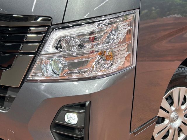 【LEDヘッドライト】悪天候や夜間走行時も良好な視界を確保し安心して運転できる高輝度LEDヘッドライトを装備！点灯速度が早く、消費電力も抑えられています。