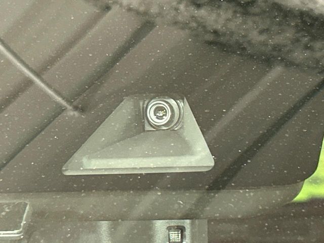【エマージェンシーブレーキ】走行中に前方の車両等を認識し、衝突しそうな時は警報とブレーキで衝突回避と被害軽減をアシスト。より安全にドライブをお楽しみいただけます。